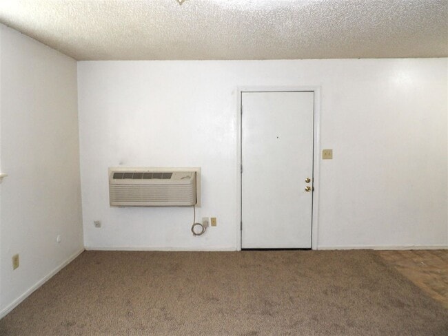 Building Photo - 6405 NW Oak Ave