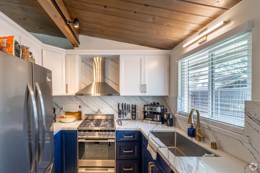 2BR, 1BA - 700SF - Kitchen - 2323 San Juan Ave