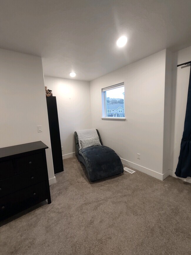 Building Photo - 2736 E Kistler Aly