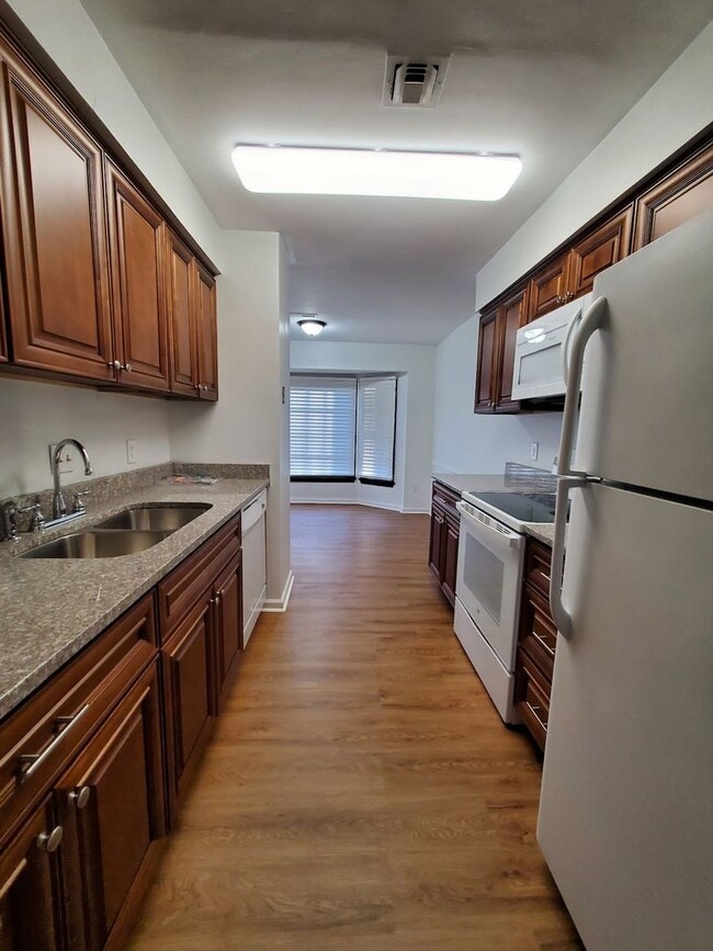 Building Photo - Two Bedroom Townhome in Churchland!