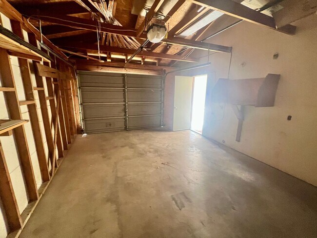 Building Photo - 2 Bedroom 1 Bath - Chocolate Drop Area