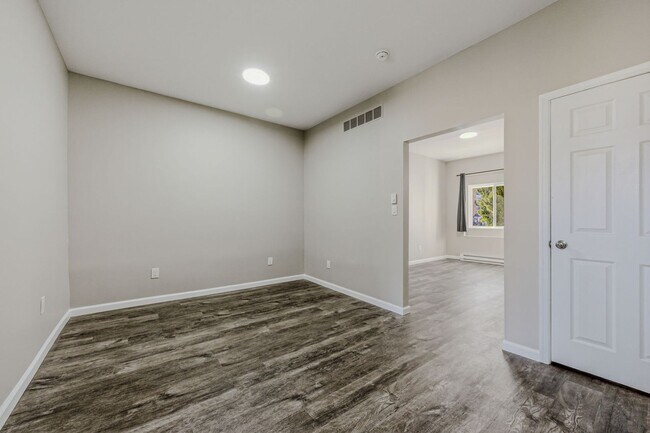 Building Photo - 2 bedroom one bath townhouse in Wilmington