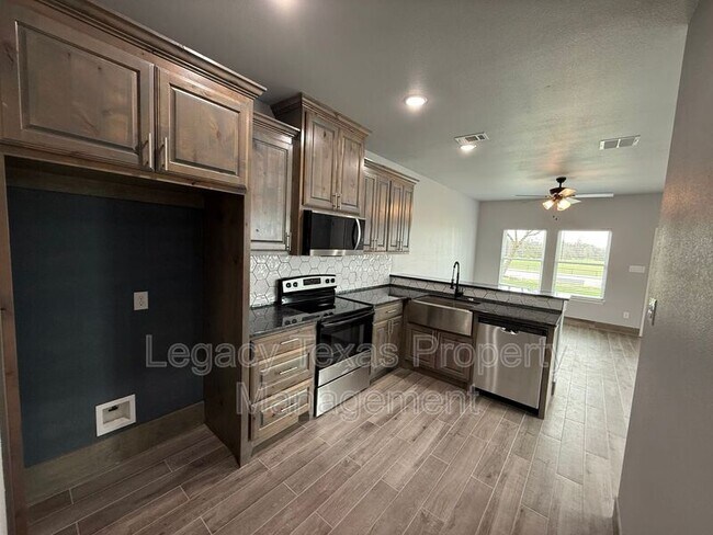 Building Photo - 910 Fuller Ave