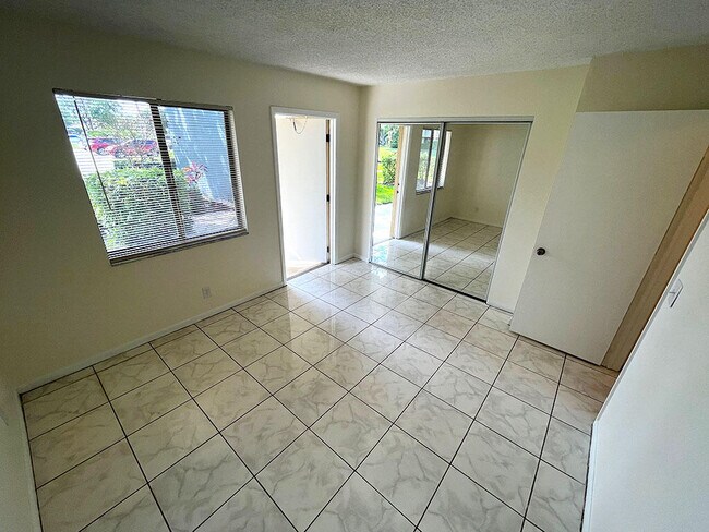 Building Photo - 2828 Tennis Club Dr
