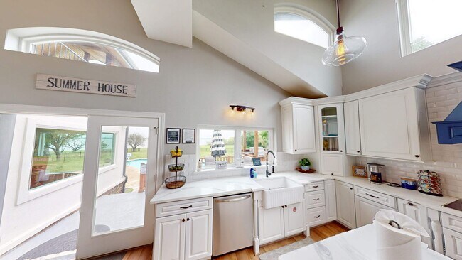 Building Photo - 430 Peninsula Dr