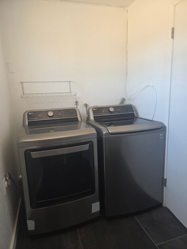 Building Photo - 3 Bedroom 1.5 Bath Modern Farmhouse near JT National Park * MOVE IN SPECIAL*