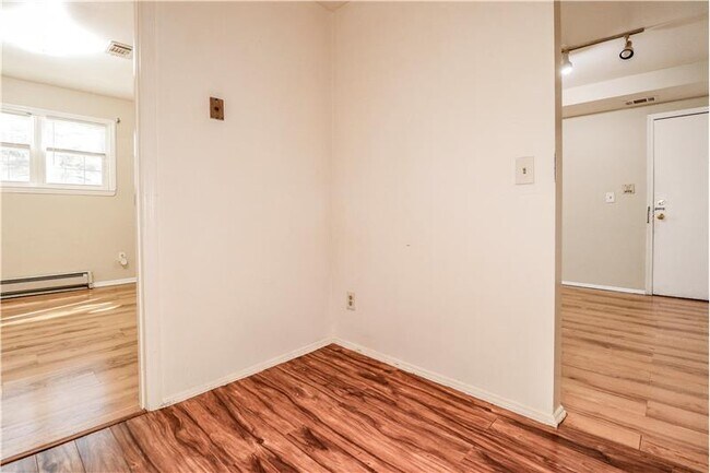 Building Photo - 18 College Dr