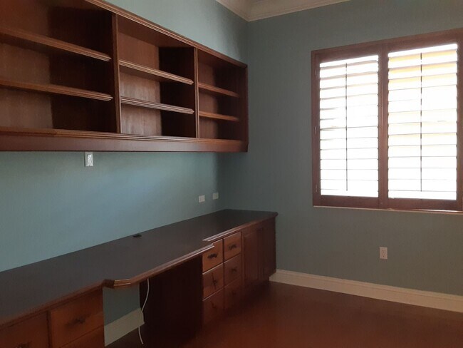 Building Photo - Annual unfurnished 3/2 SFH with pool in The Oaks!