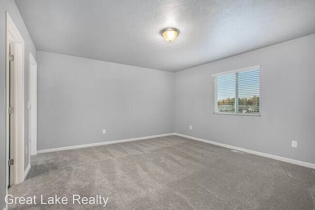 Building Photo - 4 br, 2.5 bath House - 651 East North Street