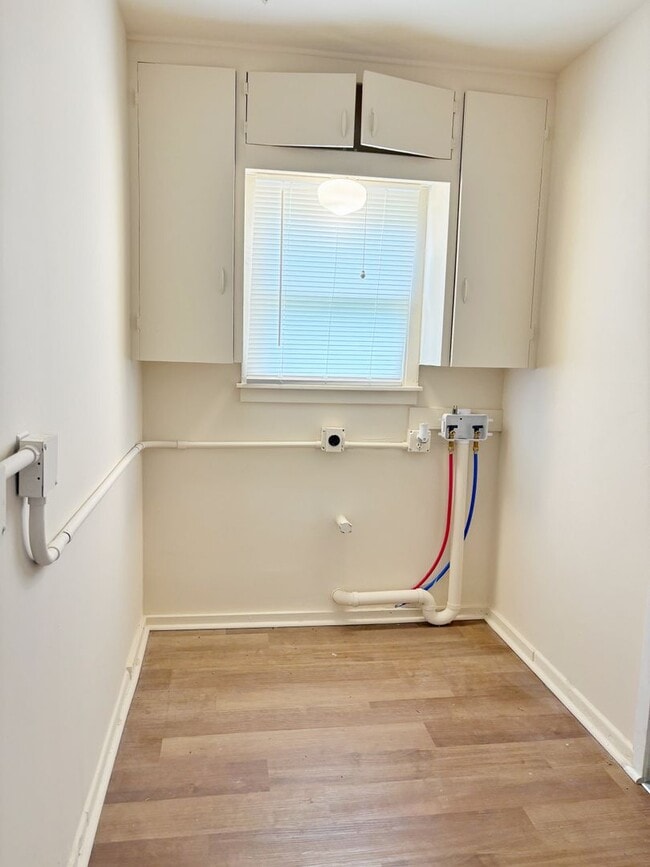 Building Photo - Two bedroom in the heart of town!