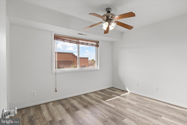 Building Photo - 214 Locust St SE