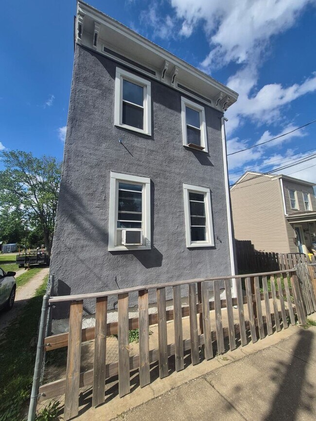 Building Photo - 614 E 16th St