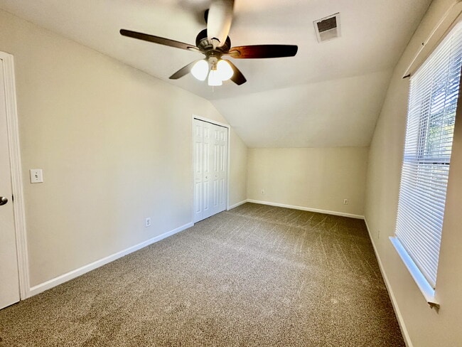 Building Photo - Three Bedroom Home in the Farm with a Lago...