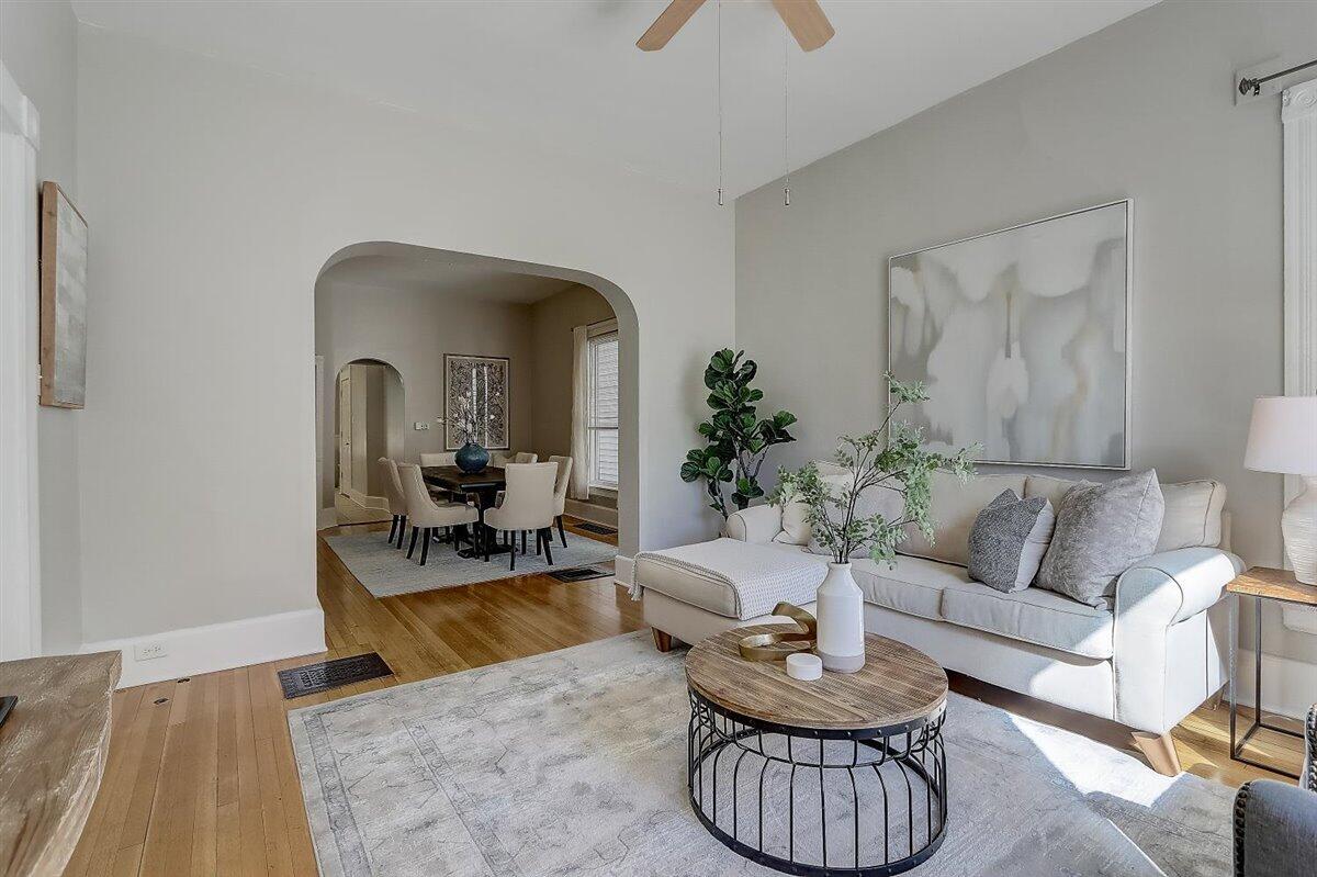 Living room - 1512 E Irving Plz