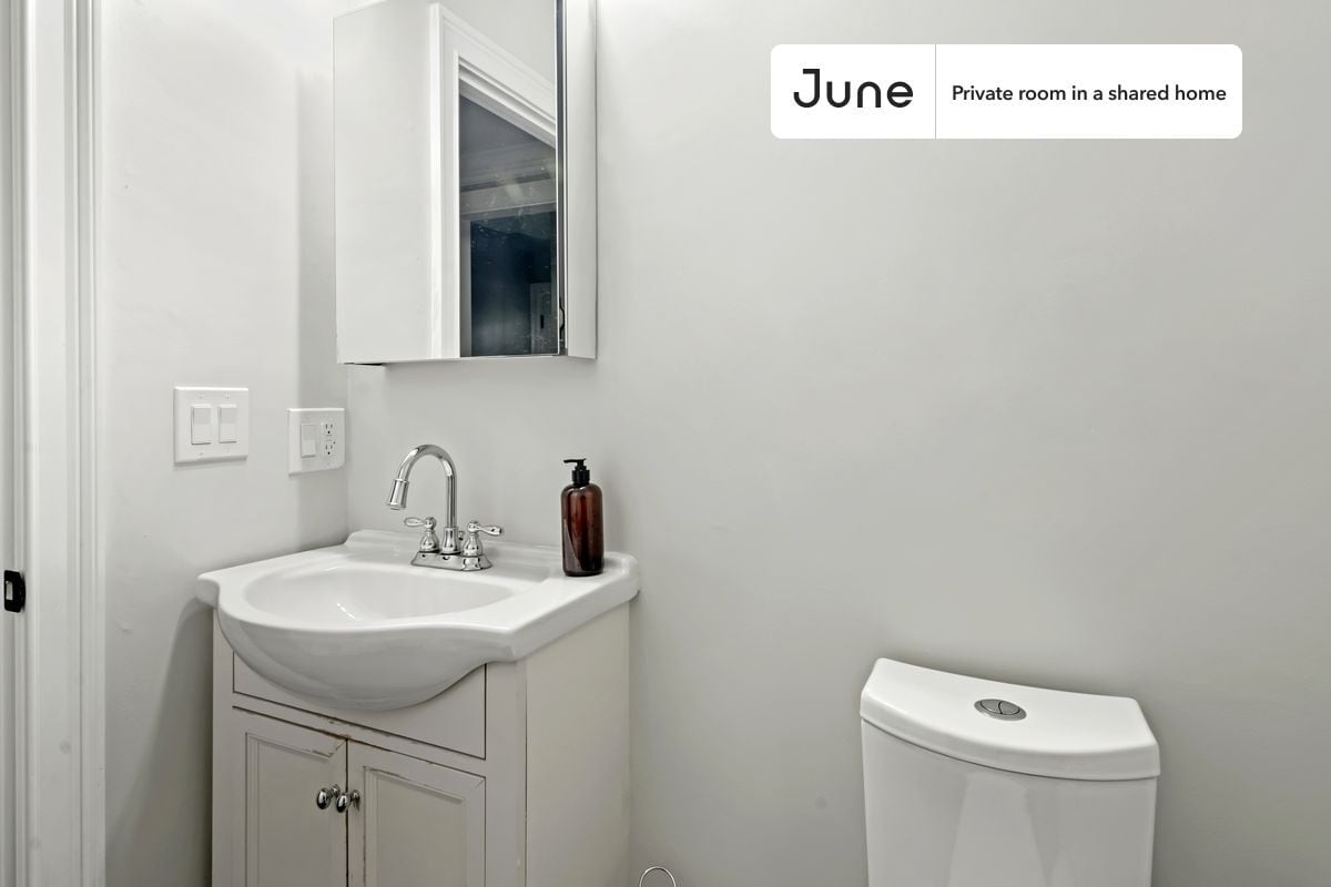 Building Photo - Room in Shared 4 bed/1.5 bath home