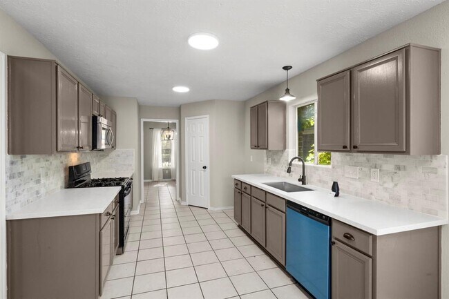 Building Photo - 6615 Broken Stone