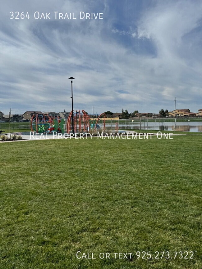 Building Photo - 3264 Oak Trl Dr