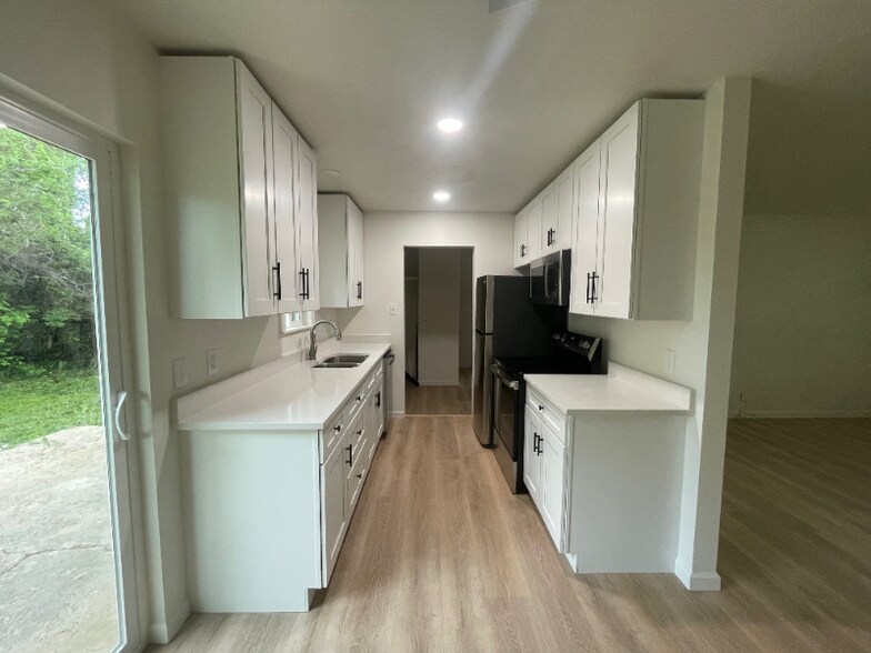 Building Photo - 2405 Tamarac Dr