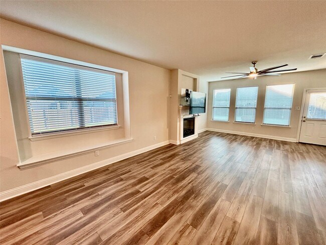 Building Photo - 541 Firethorn Dr