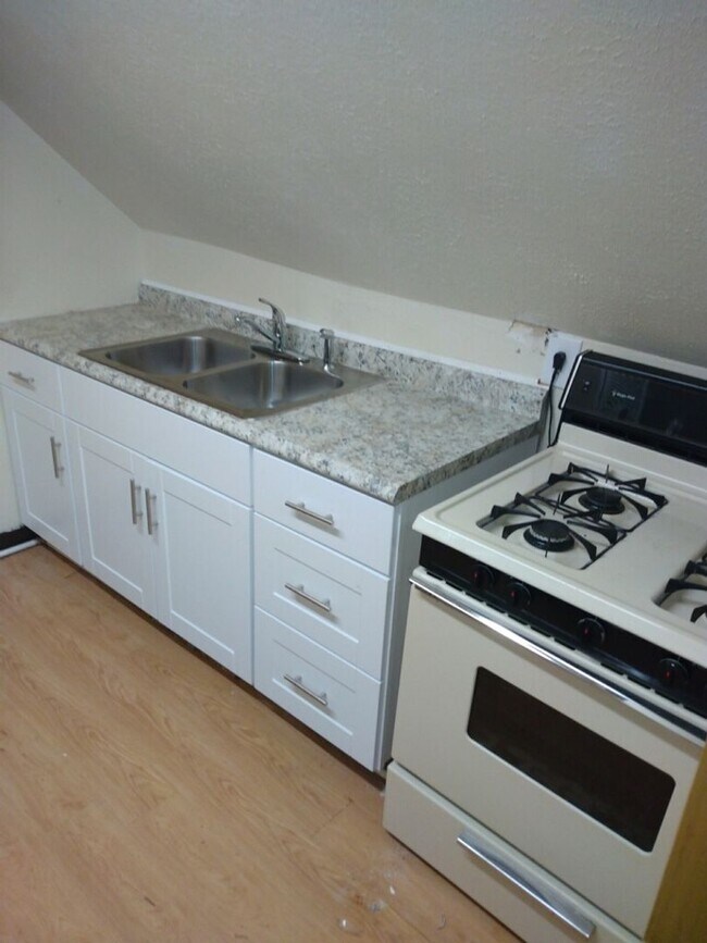 Building Photo - 202 E Kline St