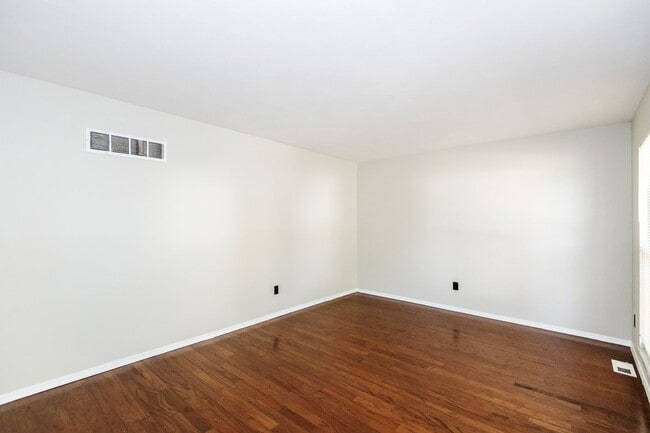 Building Photo - Lovely 3 Bedroom 2 Bathroom Home