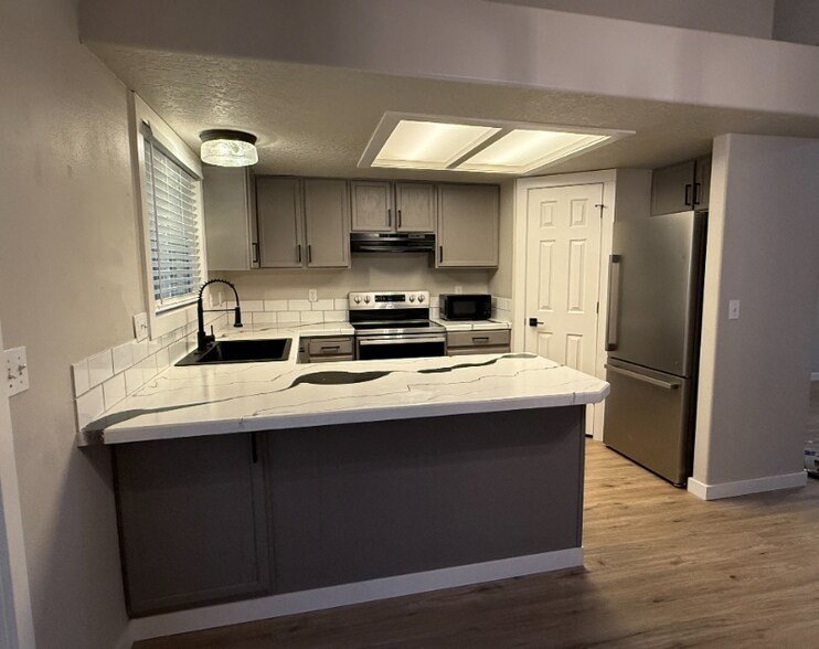 Building Photo - 1093 W Waltman Dr