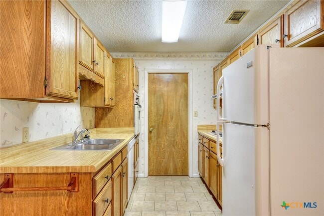 Building Photo - 818 Lois St