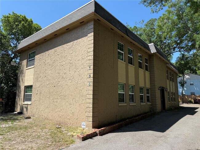 Building Photo - 726 Edgewater Dr