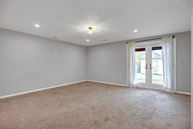 Building Photo - Charming End Of Group Townhome for Rent