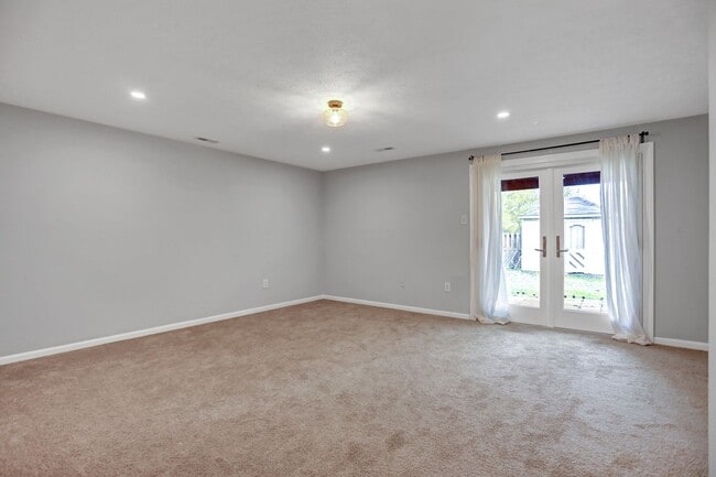Building Photo - Charming End Of Group Townhome for Rent