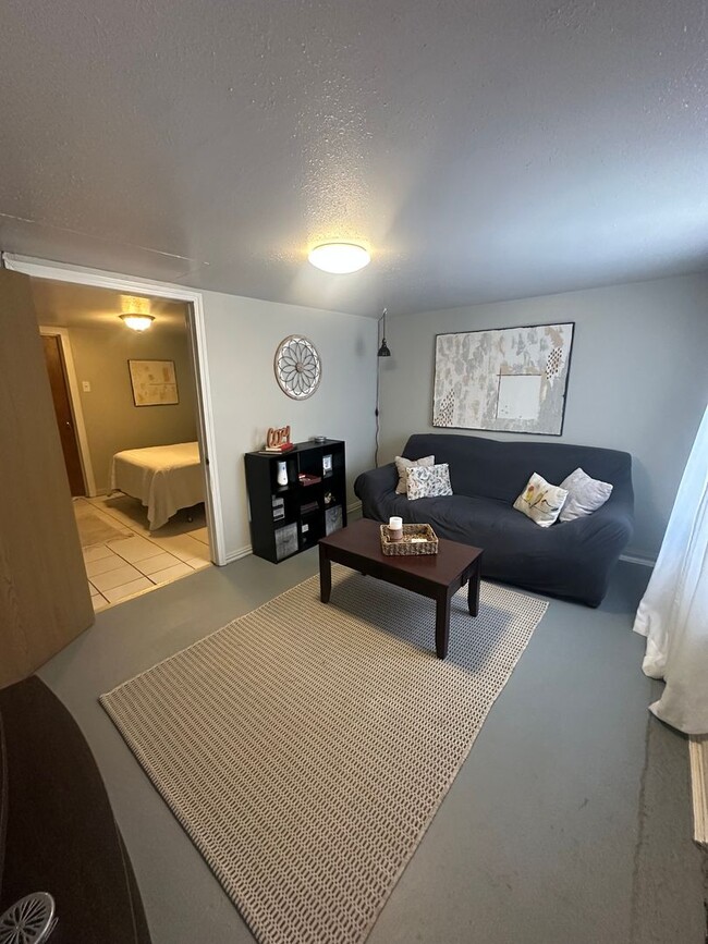 Building Photo - Fully Furnished Move In Ready 1 Bed Unit! ...