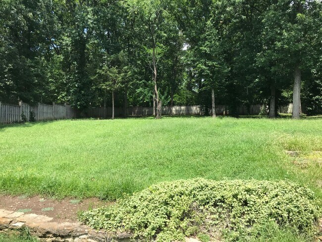 Building Photo - Meticulously Maintained Home in West Meade