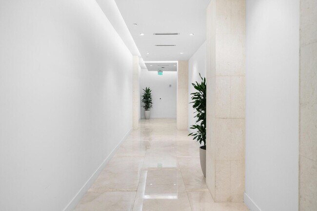 Building Photo - 3100 N Ocean Dr