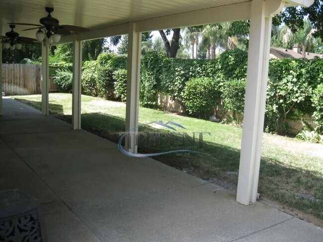 Building Photo - 4 bedroom, 2 bath house with approx. 2,144 square feet