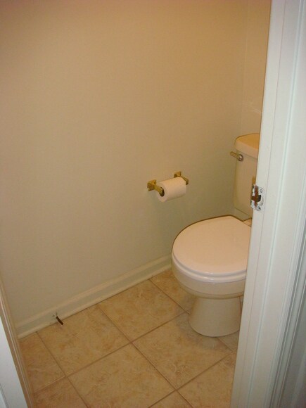 Building Photo - 3 Bedroom/ 2 Bathroom Available in August!