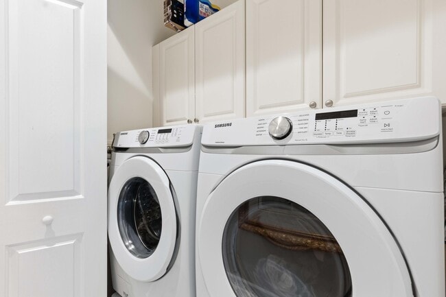 Building Photo - 11850 Valencia Gardens Ave