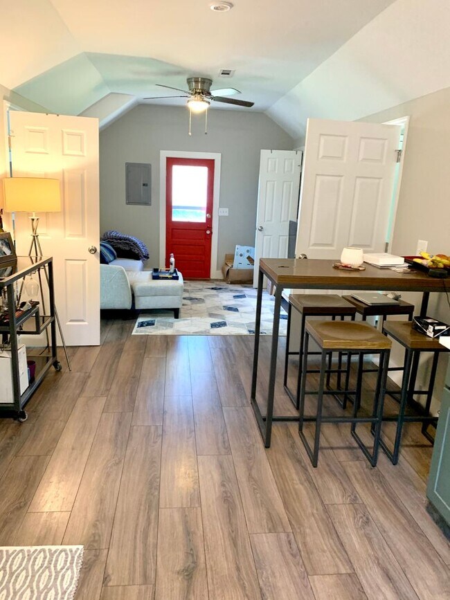Building Photo - Modern 1 Bedroom Upstairs Apartment in Madison