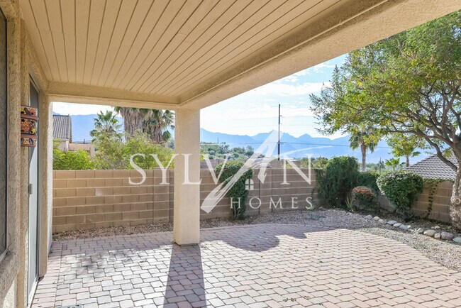 Building Photo - The living is easy in this 3 BR, 2 BA