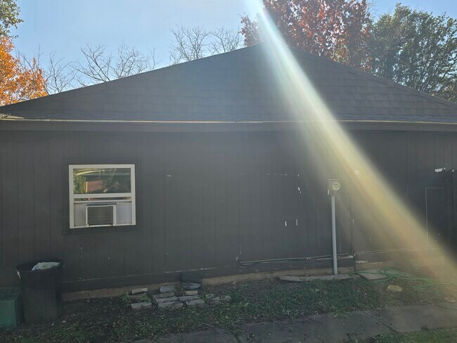 Building Photo - 5421 Parkview Dr