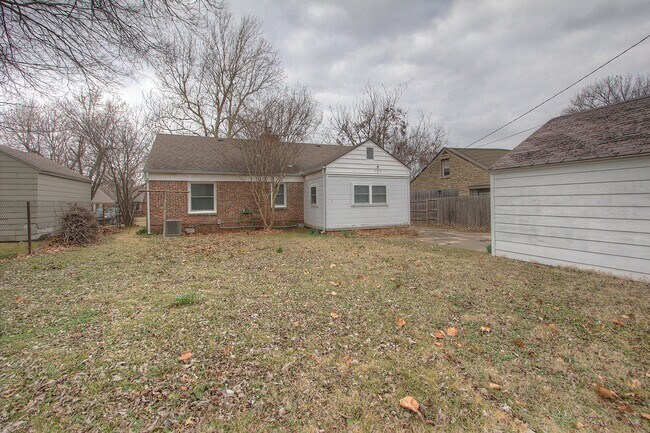 Building Photo - 1133 S Oswego Ave