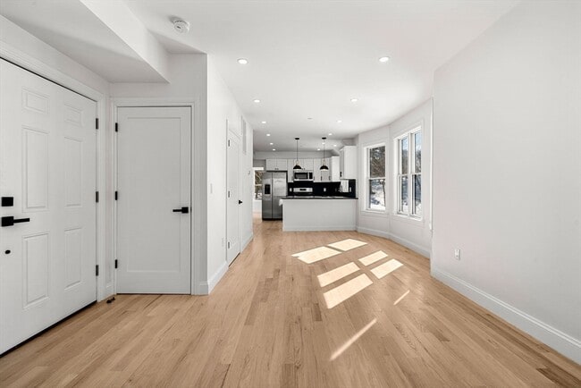 Building Photo - 53 Dustin St