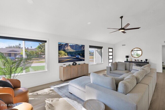 Building Photo - 7629 N Vía De Los Ninos