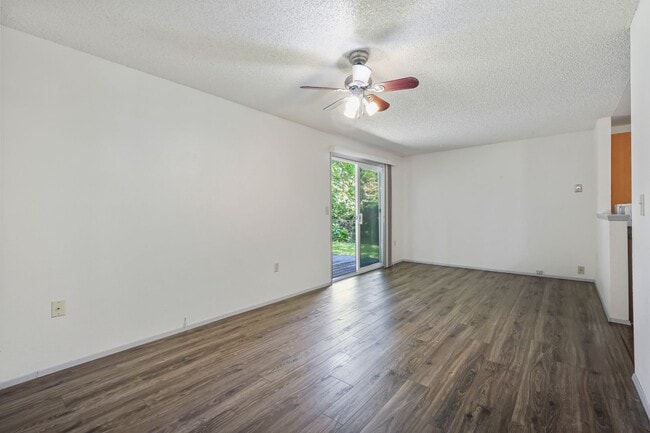 Building Photo - Move in ready now! 3 bedroom rambler in NE...