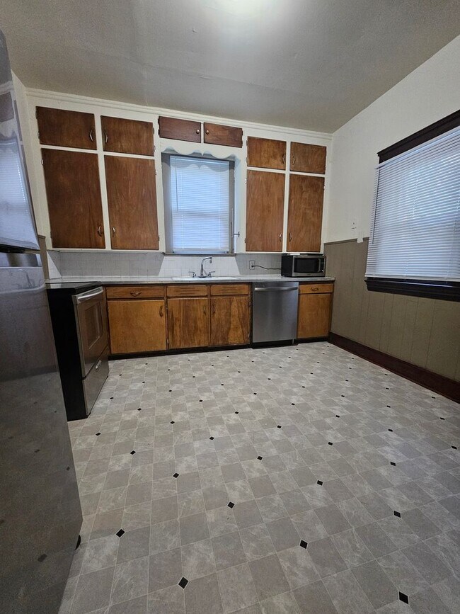 Building Photo - 3913 Henritze Ave