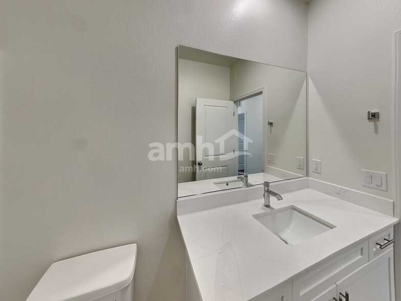 Building Photo - 850 English Primrose St