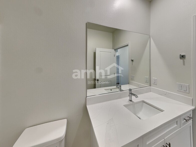 Building Photo - 862 English Primrose St