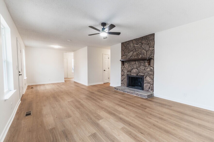 Building Photo - 1805 Meadow Cliff Dr