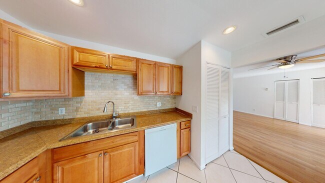 Building Photo - 1580 Montauk Dr