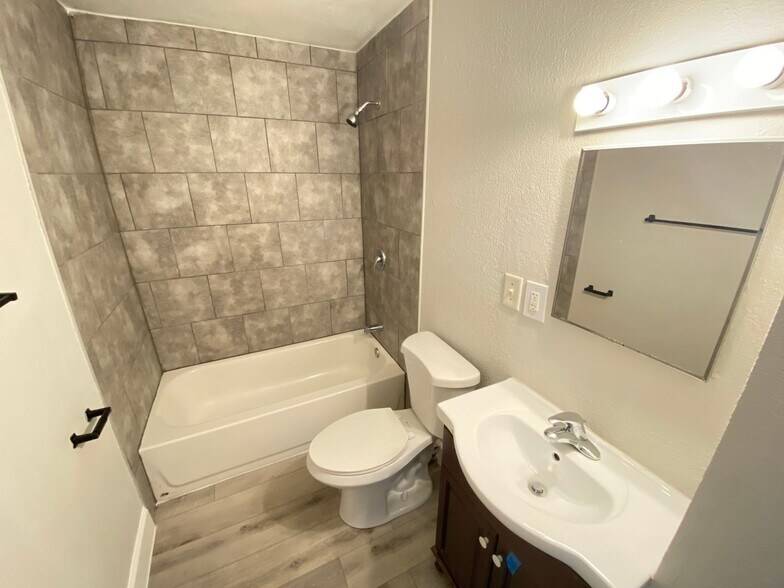 Building Photo - 812 W Livingston St