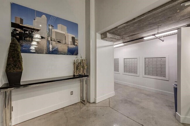 Building Photo - 2000 Bagby St